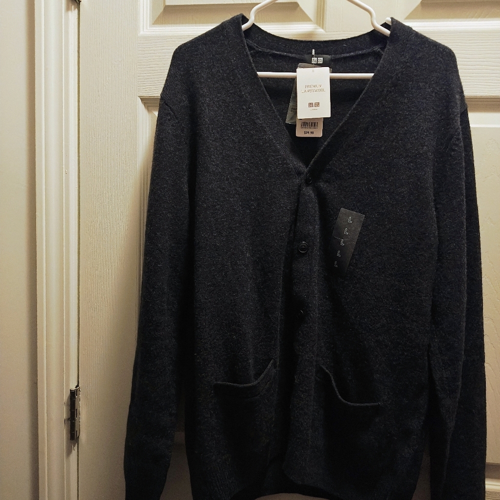 Uniqlo Gray Crewneck Sweater with Classic Design